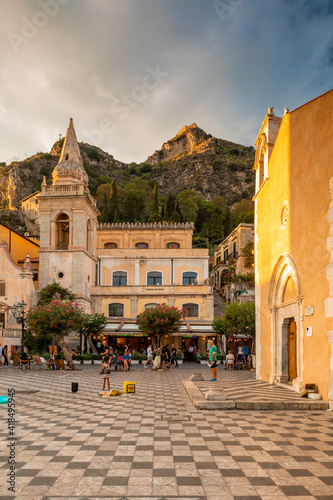 Cuadro en lienzo Views over the city of Taormina in Sicily