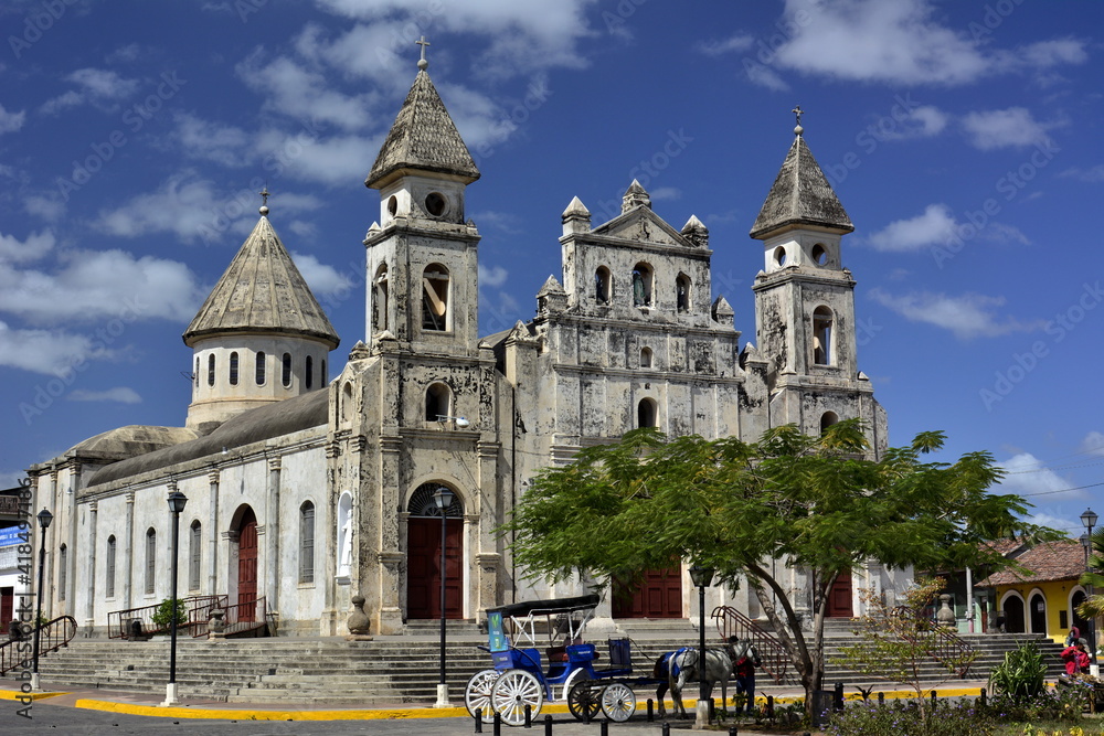 Obraz premium Paisajes y rincones de la antigua ciudad colonial de Granada, a orillas del lago Cocibolca, en el oeste de Nicaragua