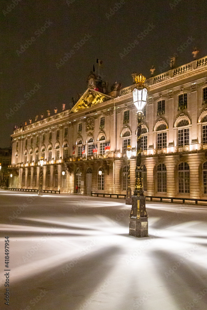 La place Stanislas de Nancy (Meurthe-et-Moselle, Lorraine), classée au patrimoine mondial de l'Unesco sous la neige de l'hiver