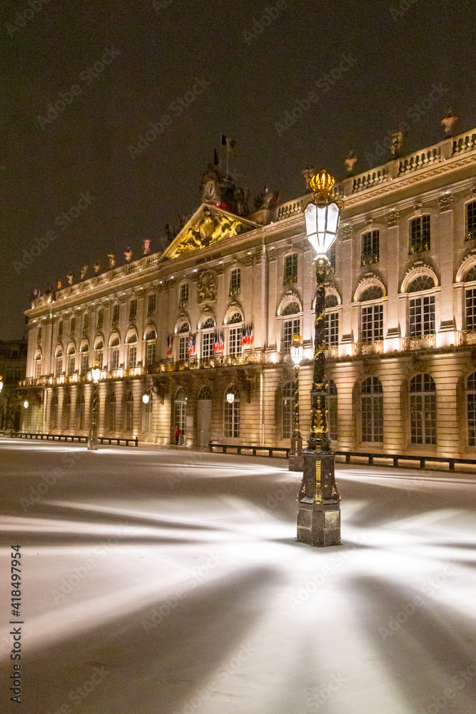 Fototapeta premium La place Stanislas de Nancy (Meurthe-et-Moselle, Lorraine), classée au patrimoine mondial de l'Unesco sous la neige de l'hiver