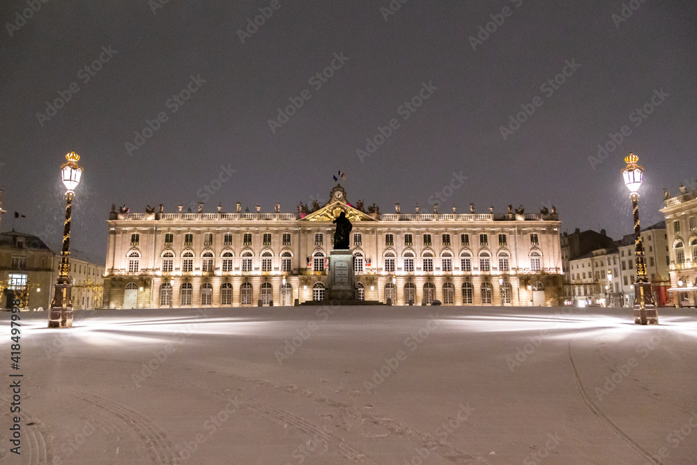 Obraz premium La place Stanislas de Nancy (Meurthe-et-Moselle, Lorraine), classée au patrimoine mondial de l'Unesco sous la neige de l'hiver