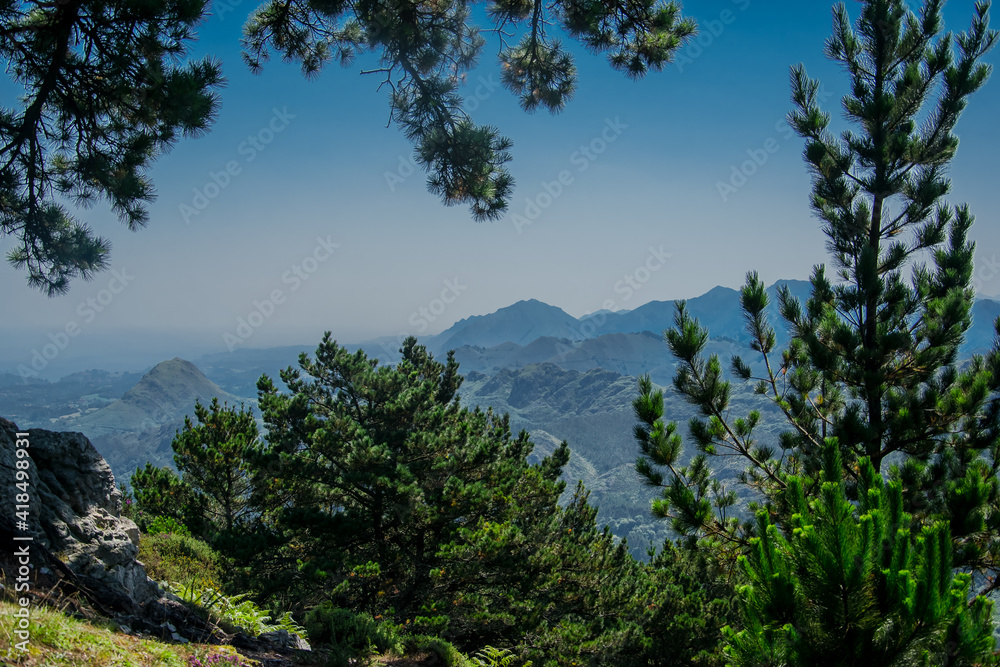 Vista desde el Mirador del Fitu hacia las montañas y el mar Cantábrico, en la costa norte de España