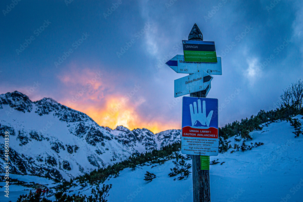 Wschód słońca w Dolinie Pięciu Stawów - Tatry