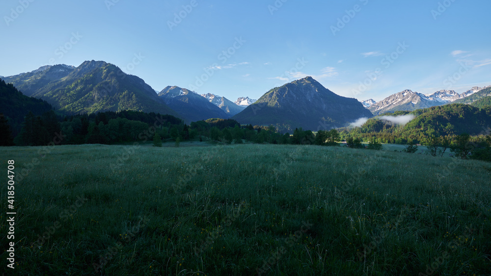 Berggipfel der Allgäuer Alpen im Morgenlicht