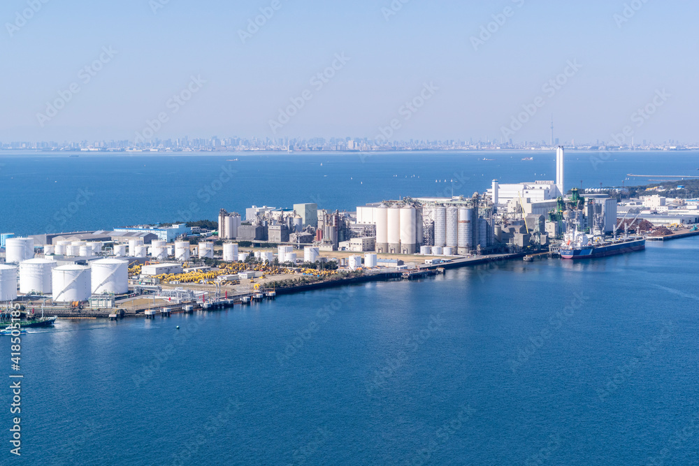 港の工場群と東京湾