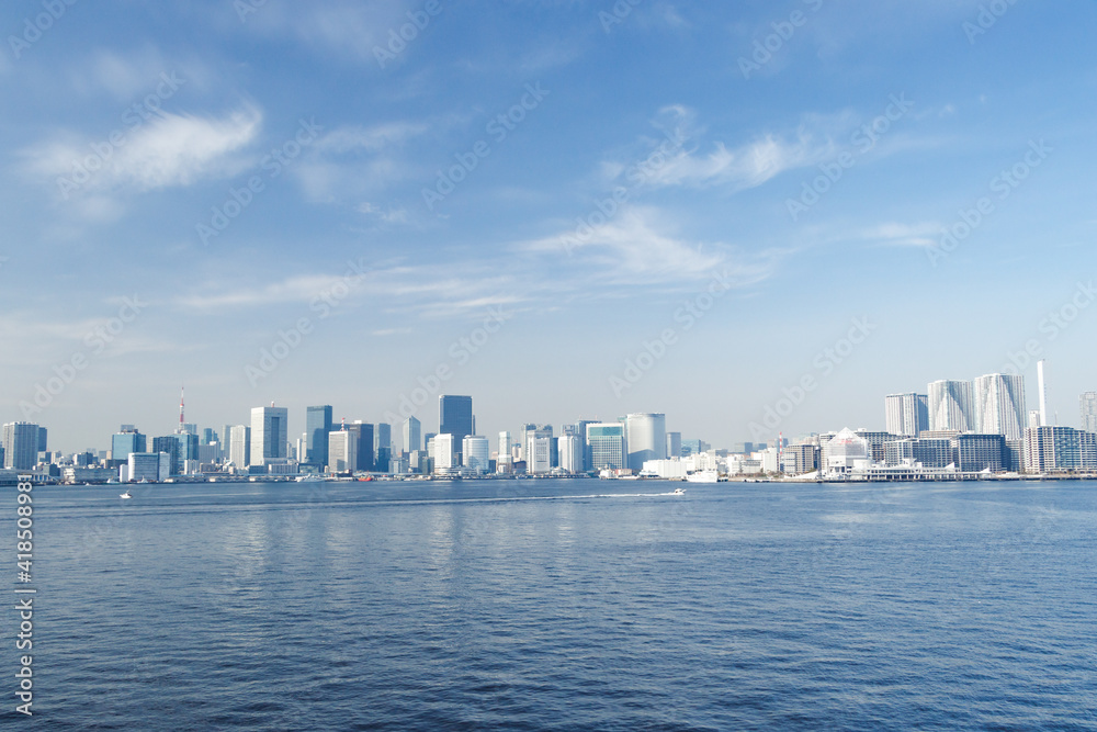 青空を背景にレインボーブリッジから見た東京都心方向のビル群