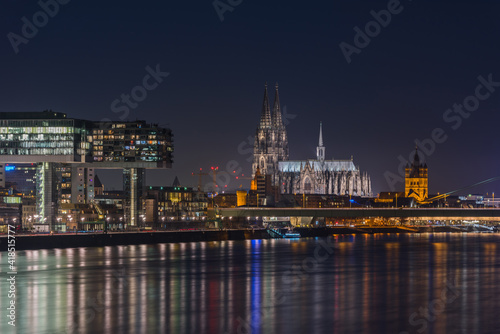 Köln – Dom und Kranhäuser bei Nacht; Deutschland 