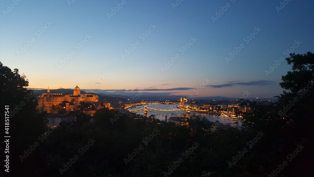 Budapest mit blick auf das Parlament und den Palast