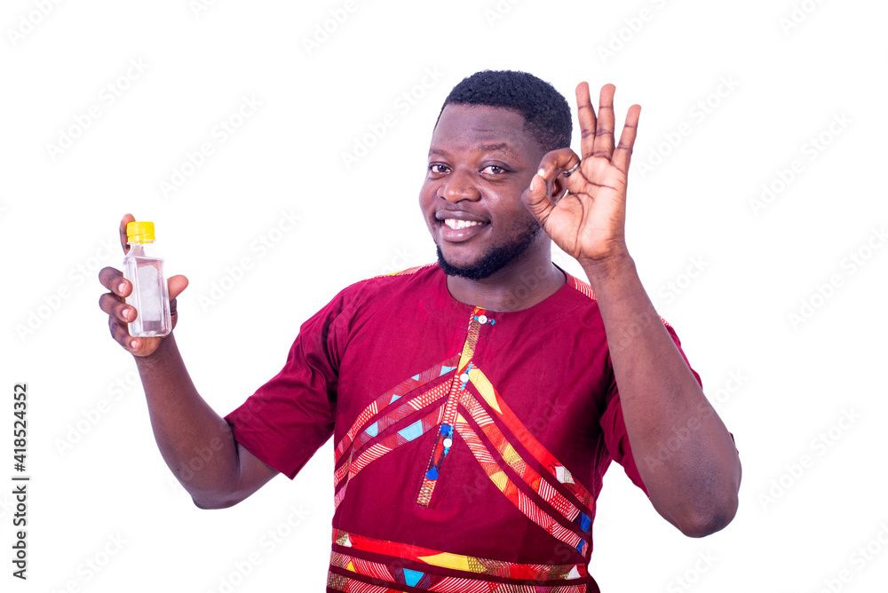 Naklejka premium handsome young man holding small bottle and making correct gestu
