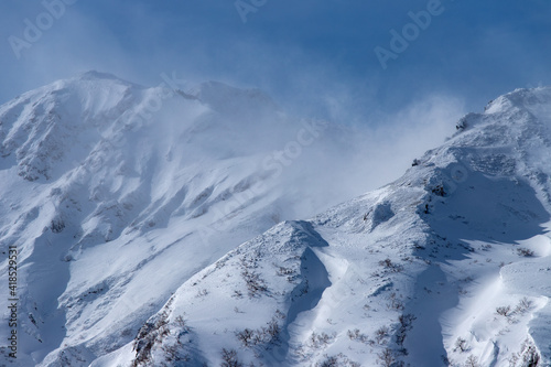 北海道　十勝岳連峰の冬の風景 © 英敏 松本