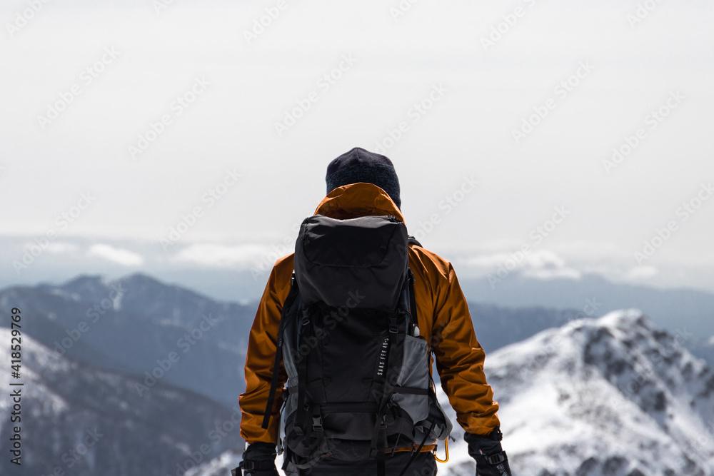 雪山登山で木曽駒ヶ岳山頂より３６０度のアルプス山脈の山並みを眺め感動する姿