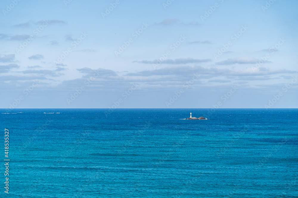 冬の角島のコバルトブルーの海
