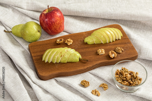 Obraz na płótnie Fresh sliced pear on a wooden cutting board w salonie