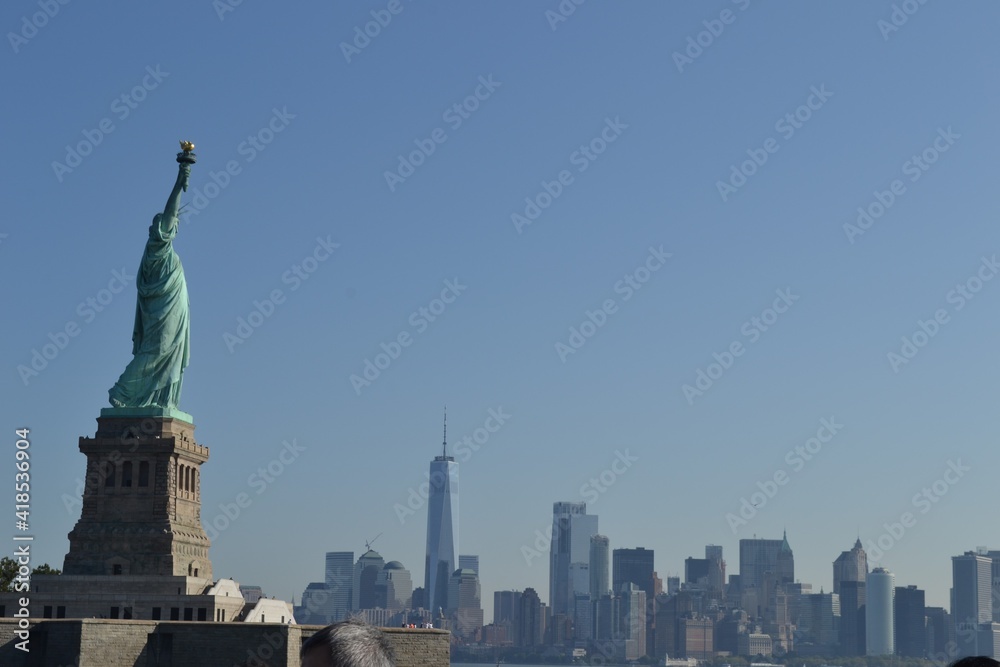 Naklejka premium statue of liberty and New york city