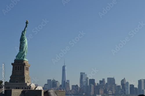 statue of liberty and New york city © Ganesh