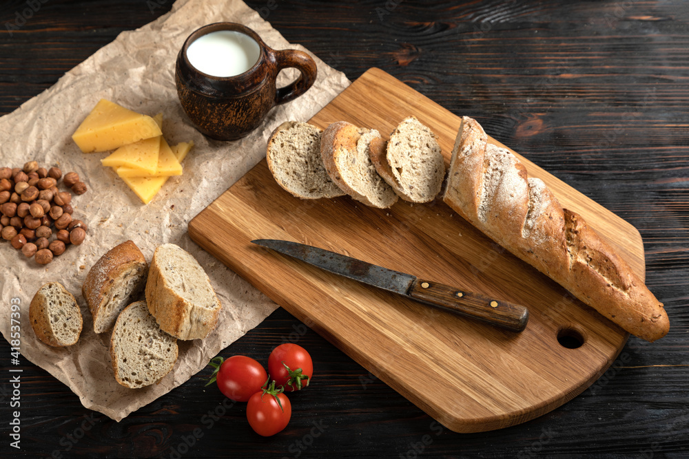 Sliced rye bread on a cutting board