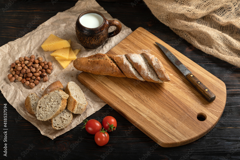 Sliced rye bread on a cutting board