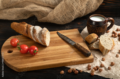 Obraz na płótnie Sliced rye bread on a cutting board w salonie
