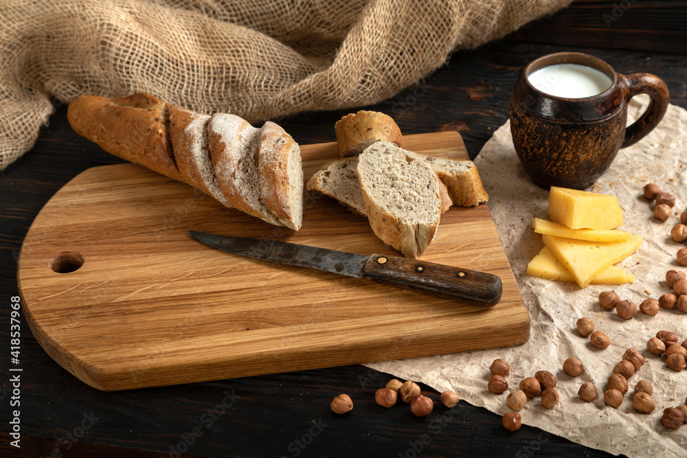 Sliced rye bread on a cutting board