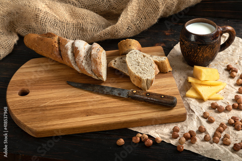 Sliced rye bread on a cutting board