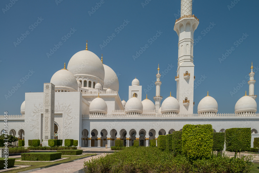 Obraz premium Scheich-Zayid-Moschee mit Minarett und Kuppeln in Abu Dhabi in den Vereinigten Arabischen Emiraten am Persischen Golf.