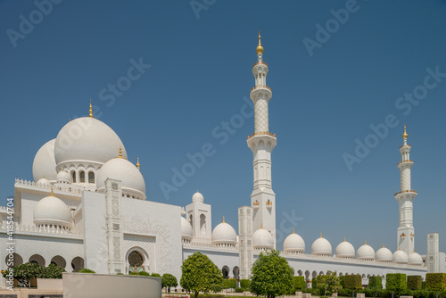 Scheich-Zayid-Moschee mit Minaretten und Kuppeln in Abu Dhabi in den Vereinigten Arabischen Emiraten am Persischen Golf.