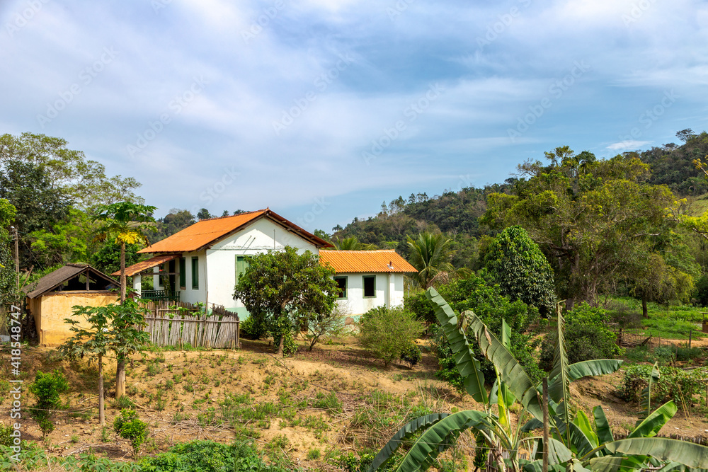 Fazenda colonial na área rural de Guarani, estado de Minas Gerais, Brasil