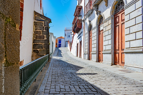 Los arlequines en las calles antiguas españolas photo