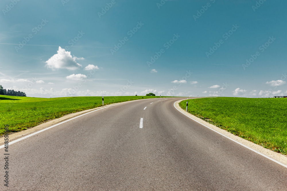 Landstraße in Grüner Landschaft zum Horizont Landstraße in Grüner Landschaft zum Horizont