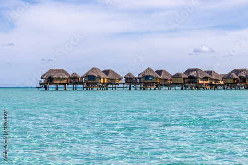 Bungalows sur pilotis, hôtel sur le lagon de Taha'a, Polynésie française