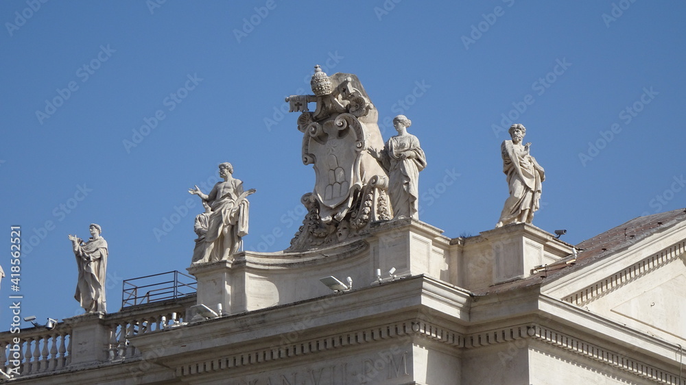 Roma, statue sulla basilica di San Pietro