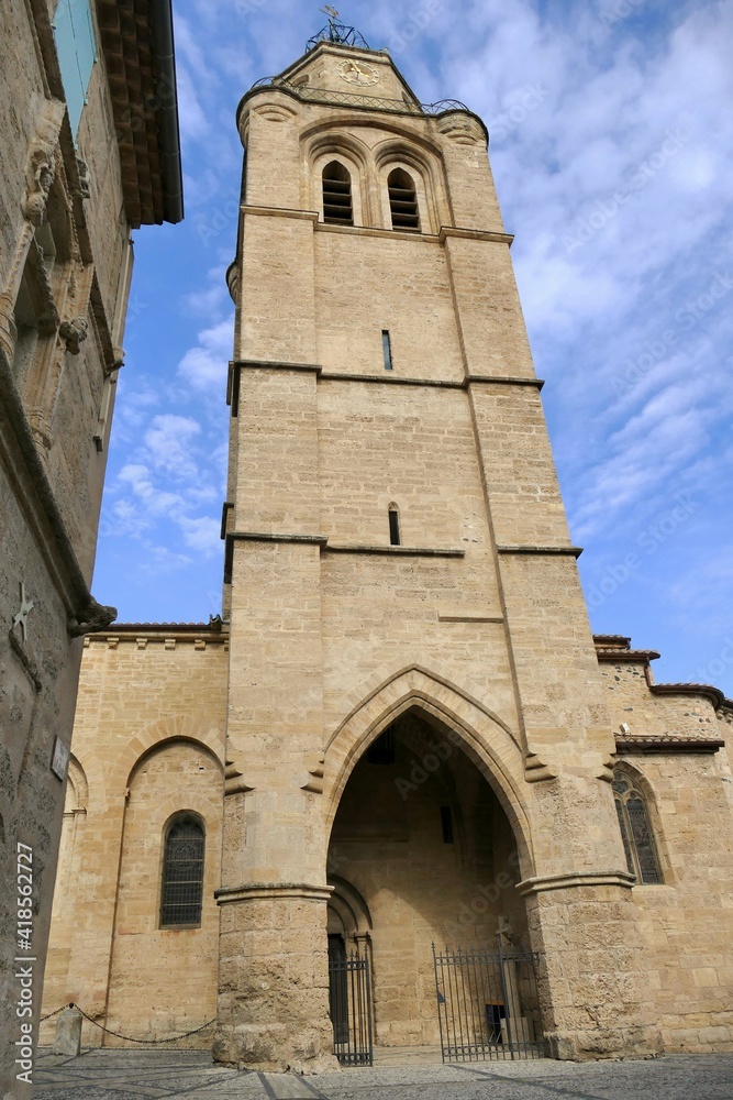 Façade et clocher-porche de l’église Saint-Gervais saint-Protais de Caux dans l’Hérault