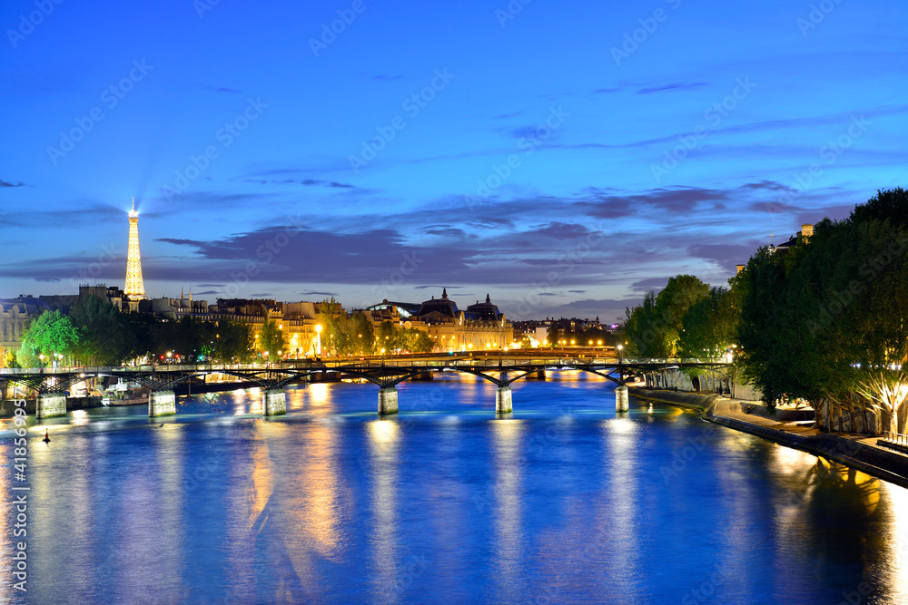 Naklejka premium Evening Paris is beautiful at any time of the year