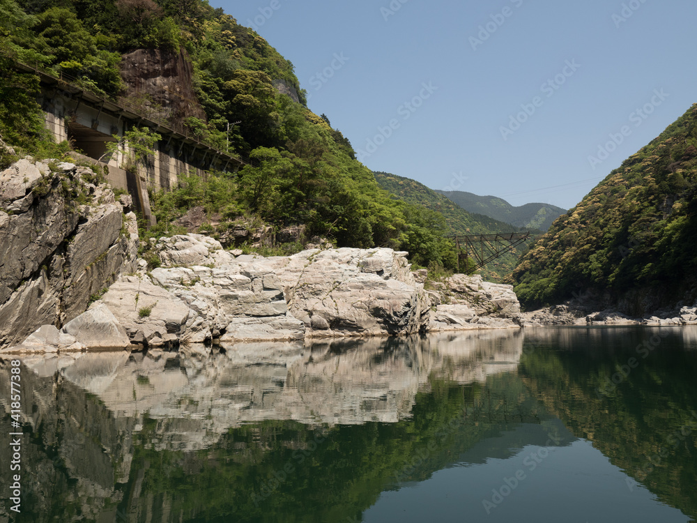 Navegando por la garganta Oboke, en el Valle de Iya, Shikoku, Japón