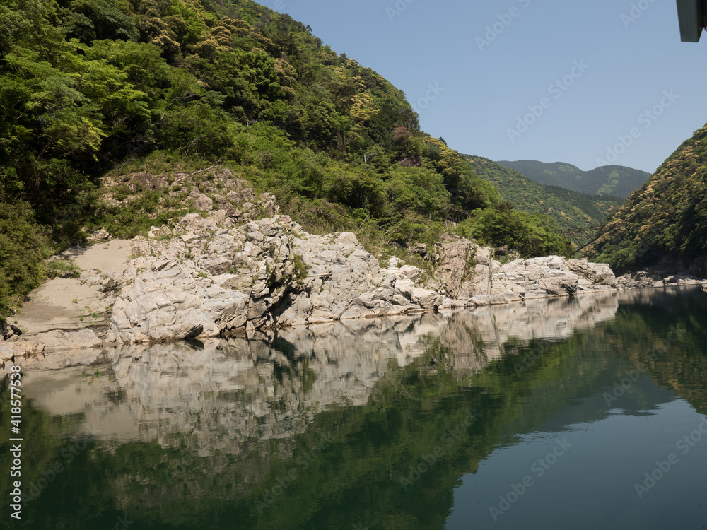 Navegando por la garganta Oboke, en el Valle de Iya, Shikoku, Japón