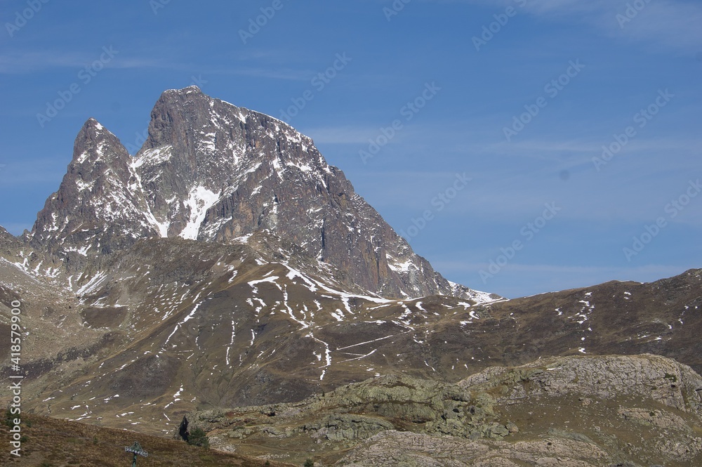 Obraz premium Views of the Midi peak from Huesca, Spain