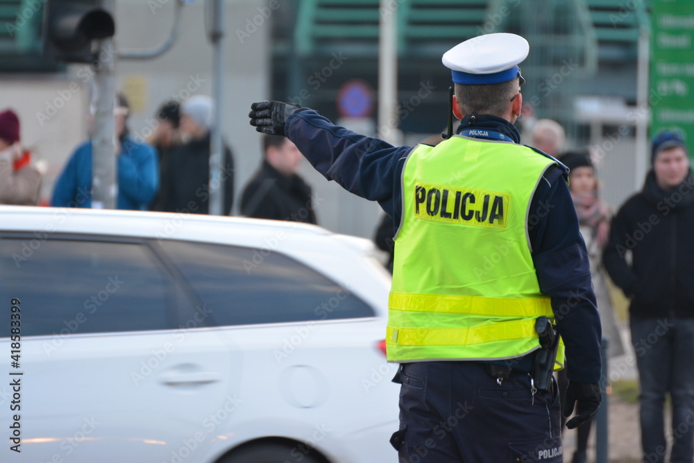 Policjanci ruchu drogowego w mieście na patrolu ze swoimi pojazdami.  - obrazy, fototapety, plakaty 