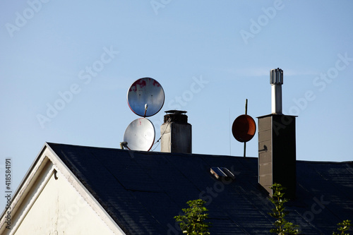 Parabolantennen auf Dach photo