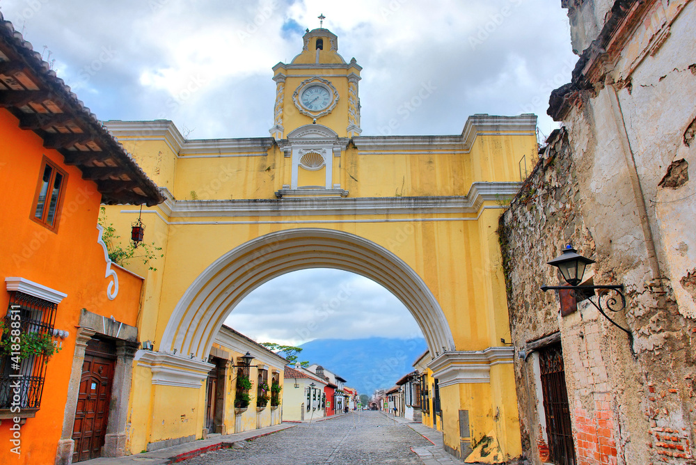 Fototapeta premium Santa Catalina arch, ruins & volcano, Antigua, Guatemala