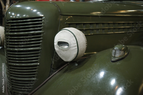 Obraz na płótnie Front part of an old military car close up w salonie
