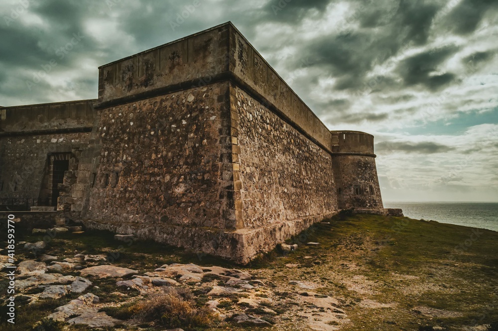 Torre de defensa cuadrada en el castillo fortaleza costero de Guardias Viejas, Almería, España