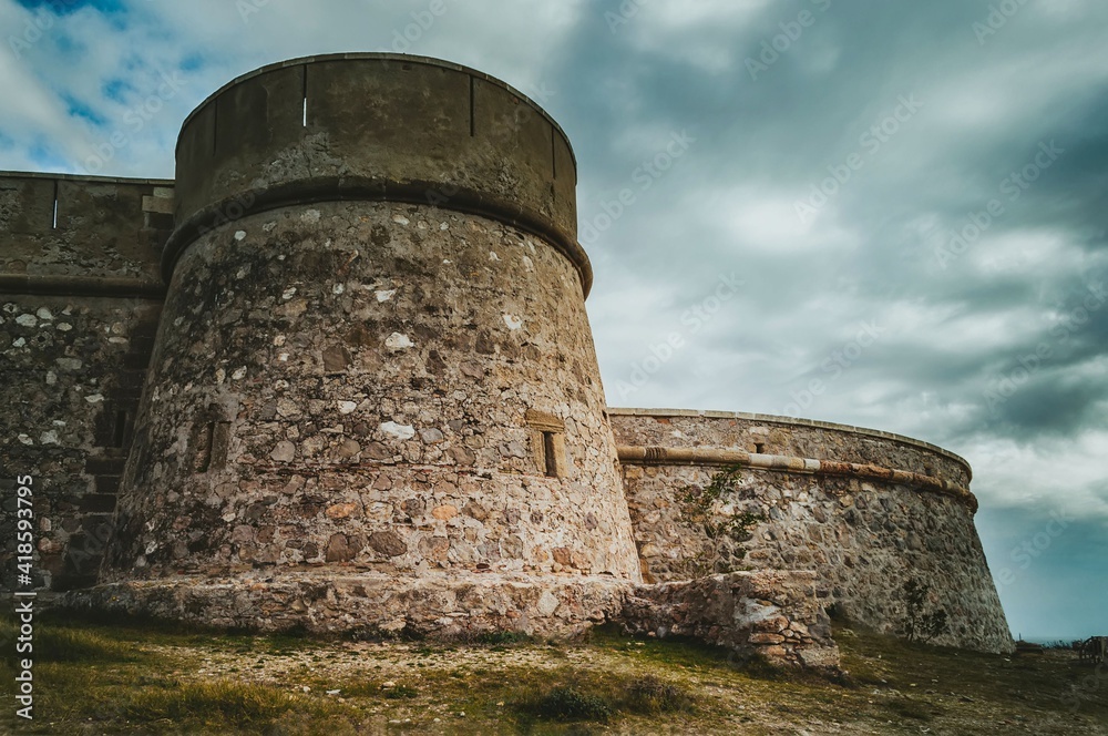 Torre de defensa redonda en el castillo fortaleza costera de Guardias Viejas, Almería, España