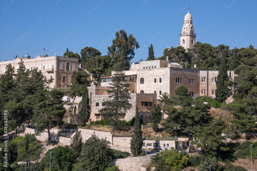 modernos edificios y campanario de la abadía de la Dormición en la ciudad de Jerusalén, Israel