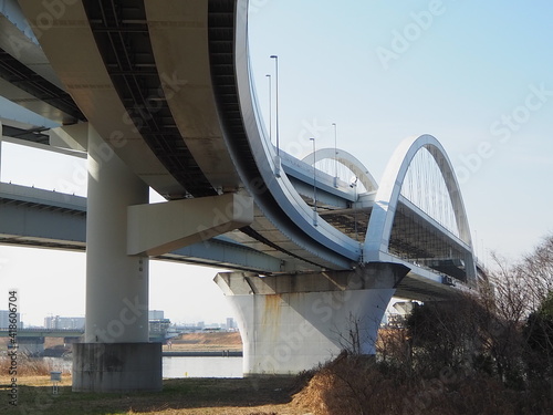 日本の東京にある首都高速道路ジャンクションを下から見た眺め photo