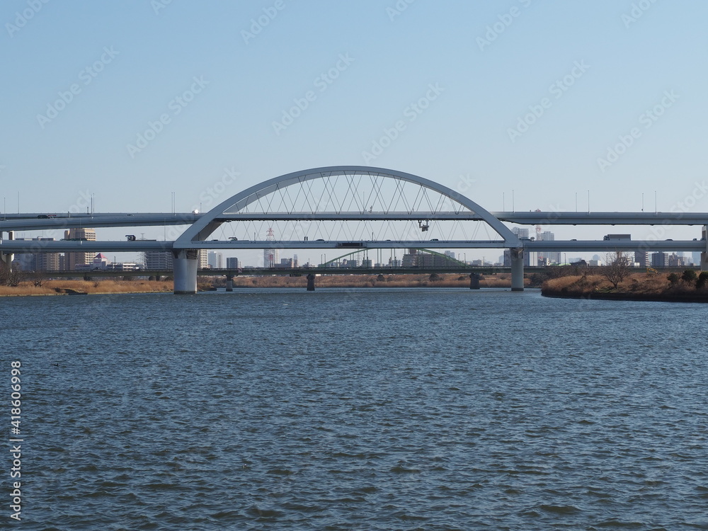 Fototapeta premium 遠くから見た荒川の景色と足立区の江北橋