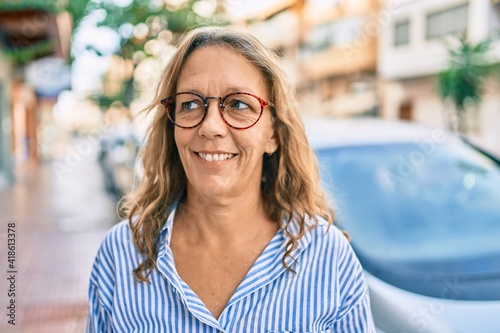 Middle age caucasian woman smiling happy standing at the city. © Krakenimages.com