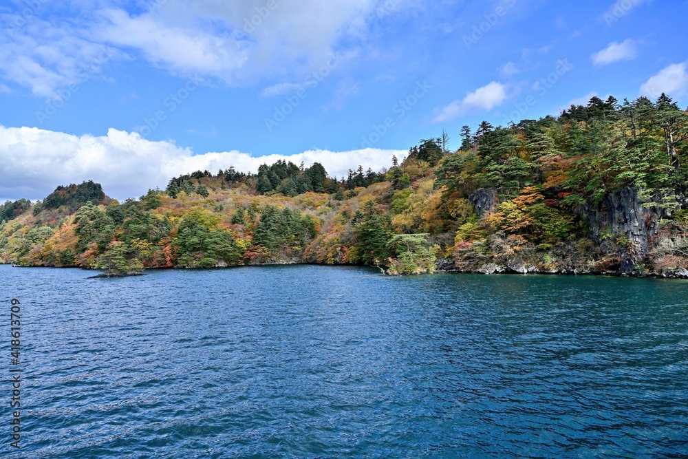 遊覧船から見た十和田湖のちょうど見頃の紅葉情景＠青森