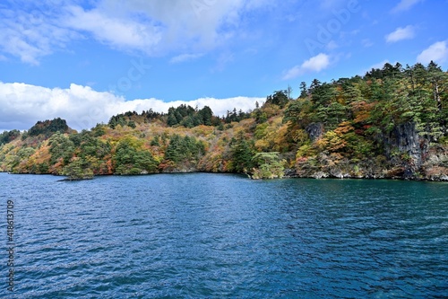 遊覧船から見た十和田湖のちょうど見頃の紅葉情景＠青森 © Scott Mirror