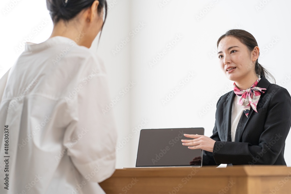 Fototapeta premium 説明をする若い日本人女性