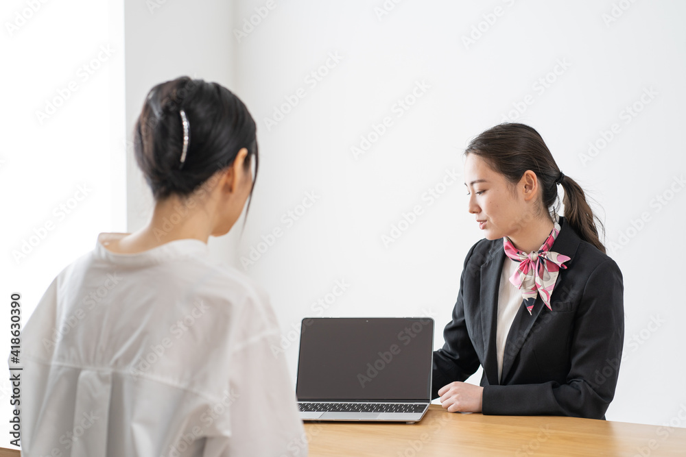 説明をする若い日本人女性 説明をする若い日本人女性
